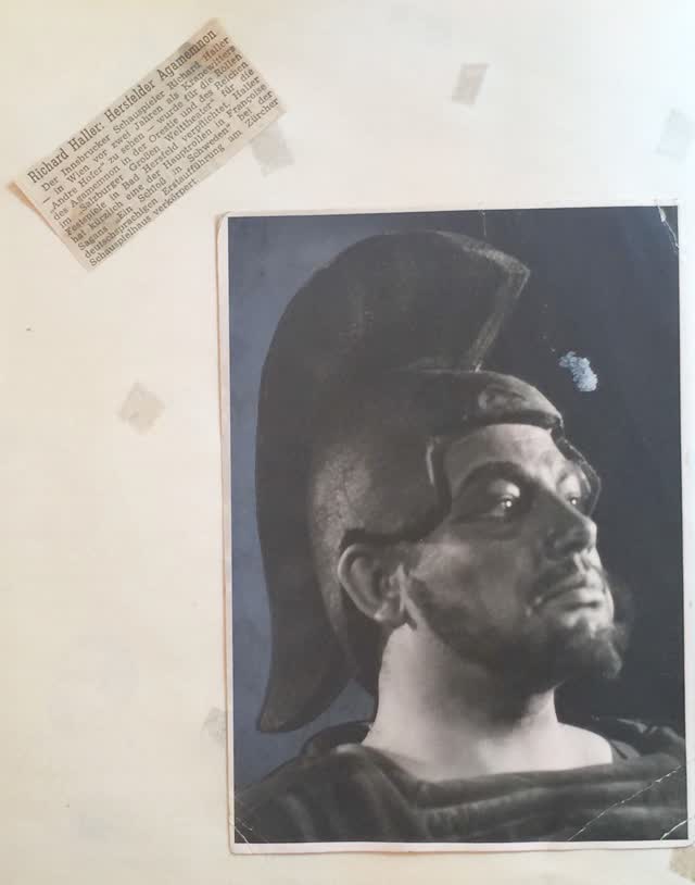 Porträt mit römischem Helm